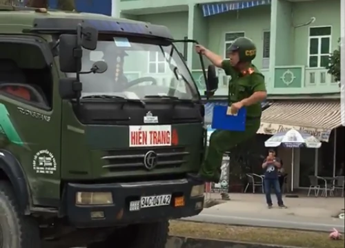 Tài xế cố tình cho xe chạy dù có cảnh sát đu bám trước đầu xe