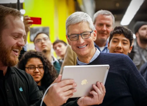 Tim Cook đang thu hút truyền thông như thế nào?