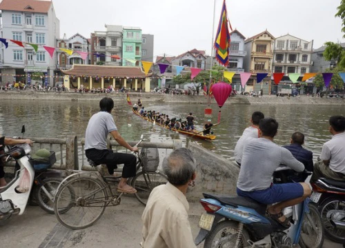 Trai làng Hà Nội căng mình luyện đua thuyền trên sông