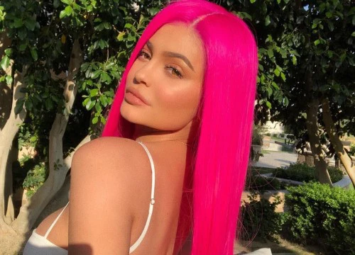 Coachella vừa bắt đầu, Kylie Jenner đã có mặt để khoe tóc hồng rực và vòng 1 căng đầy