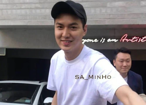 Lee Min Ho cười tươi, nhận quà của fan hâm mộ sau 1 tháng xa cách