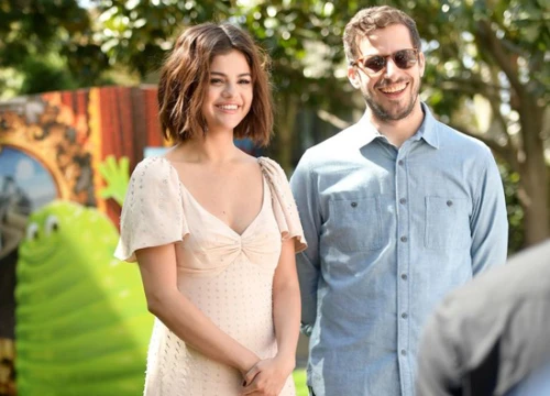 Selena Gomez xinh tươi bên bạn diễn nam