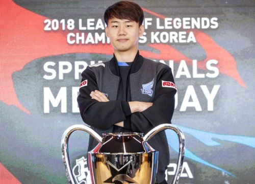 Smeb nói với Kuro trong khi uống say: "Tớ ghét nhìn thấy Kingzone lên ngôi vô địch"