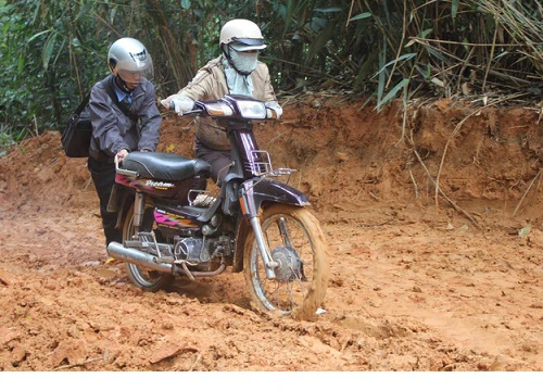 Gia Lai: Nghịch lý: Giáo viên thất nghiệp đi bán cà phê, trường học "chắp vá" vì thiếu giáo viên