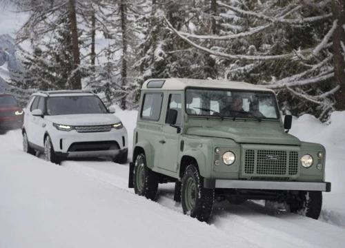 Kỷ niệm 70 năm SUV: Land Rover vẽ hình SUV Defender trên sườn núi Alps