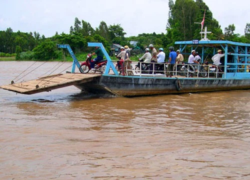 Đi vệ sinh trên đò qua sông Hậu, bé gái rơi xuống nước tử vong