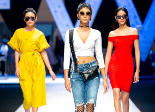 H'Hen Niê khoe eo 'con kiến' nổi bật giữa Hoàng Thuỳ, Mâu Thuỷ rực rỡ tập catwalk