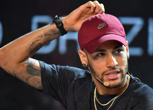 Neymar nẹp chân, xách nạng đi dự sự kiện