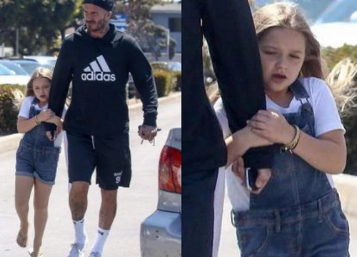 Beckham lẫn con cả đều có chân vòng kiềng nhưng may quá, chân Harper lại vừa thẳng vừa dài!