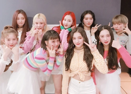 Bị chê kém tài, Momoland vẫn là nhóm nhạc Kpop đầu tiên đạt thành tích này trong 2018