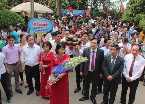 Dâng chiếc bánh do nghệ nhân tài hoa nhất làm lên Vua Hùng