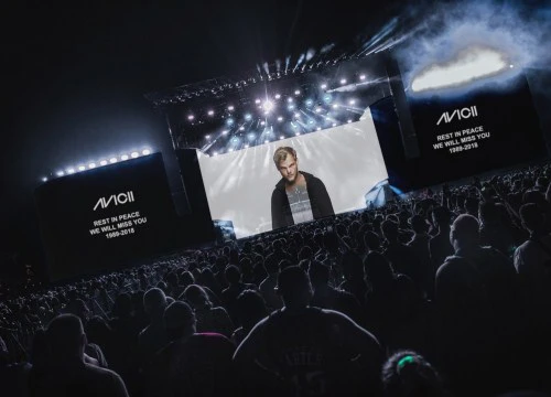 DJ Kygo khép lại set diễn tại Coachella với màn tưởng nhớ Avicii