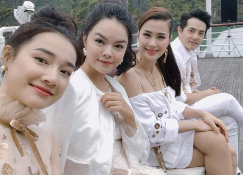 Nhã Phương rạng rỡ, tươi tắn selfie cùng dàn sao giữa 'bão' dư luận về Trường Giang - Nam Em