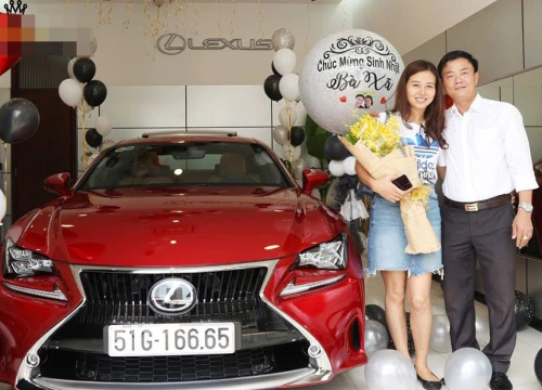 Dân mạng ngưỡng mộ &quot;ông chú&quot; lãng mạn tặng vợ xe Lexus kèm bóng bay