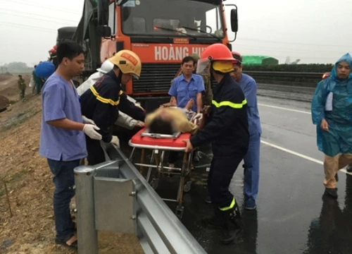 Hai xe tải va chạm trên cao tốc, một người chết thảm