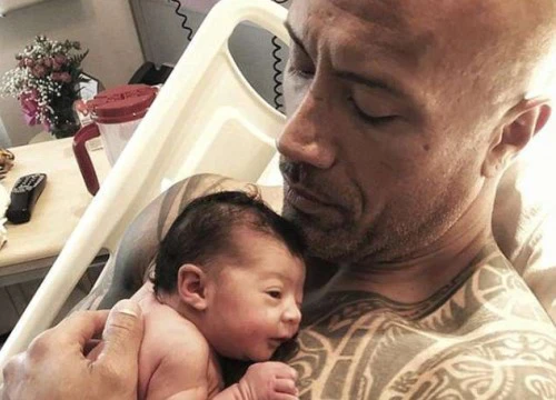 Hình ảnh Dwayne Johnson khổng lồ bế con gái mới sinh bé bỏng "hot rần rần" vì quá dễ thương