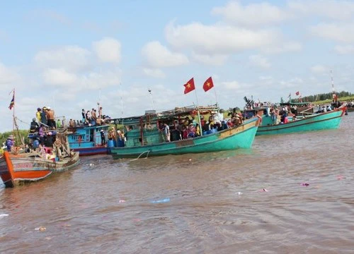 Kiểm soát chặt phương tiện tại lễ hội từng xảy ra chìm tàu