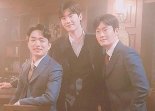 Lee Jong Suk làm &#8216;lu mờ&#8217; đồng nghiệp vì quá đẹp trai