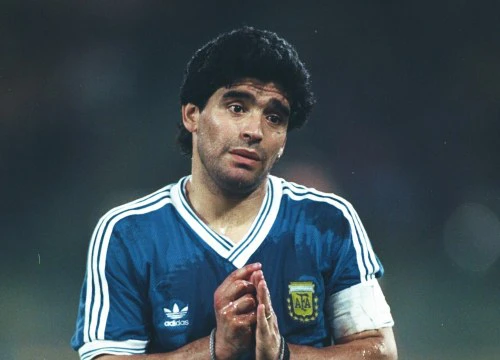 Maradona nhảy cực sung bên gái lạ