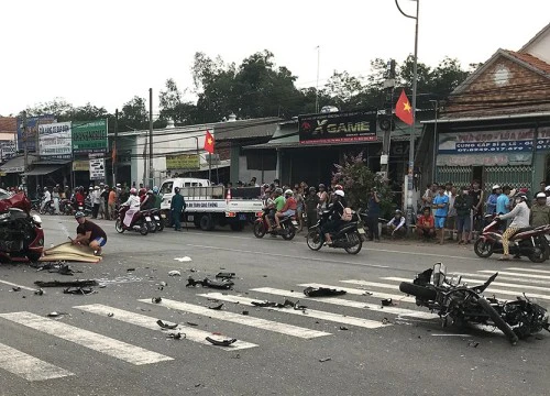 Tông trực diện ô tô trên đường đi chơi lễ về, hai thanh niên thương vong