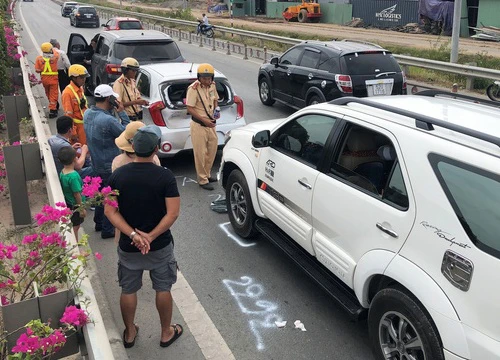 9 xe tông nhau liên hoàn, giao thông cửa ngõ Sài Gòn kẹt cứng