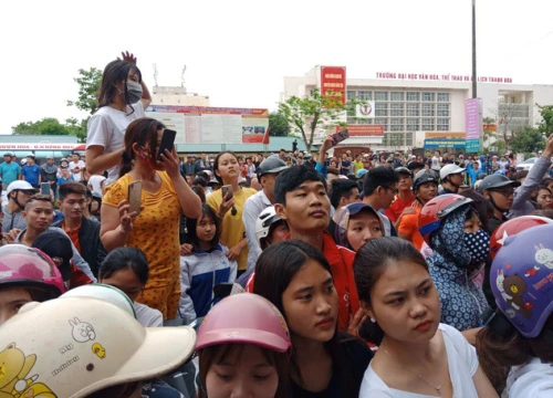 Hàng trăm người tập trung xem công an khám cơ sở "Hội thánh Đức Chúa Trời"