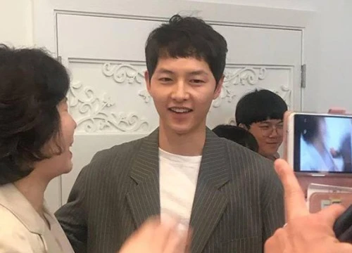 Song Joong Ki ăn diện bảnh bao, &#8220;chạy show&#8221; đám cưới mà không có Song Hye Kyo