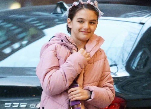 Suri Cruise diện đồ giản dị vẫn tỏa sáng nhờ nét đẹp của bố mẹ tài tử