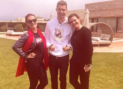 C. Ronaldo vui vẻ với hai chị gái trước đại chiến