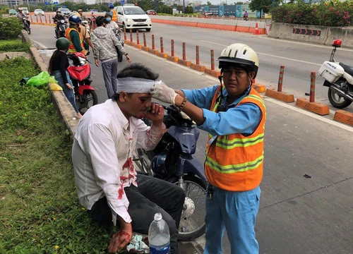 Lại xảy ra tai nạn ngã xe máy, văng sang làn ôtô ở đầu hầm Thủ Thiêm