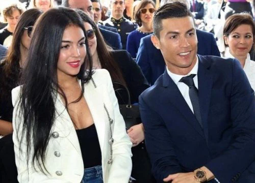 Ronaldo cầu hôn bạn gái bằng nhẫn &#8216;khủng&#8217;