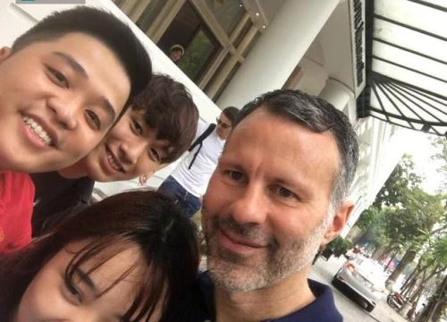 Ryan Giggs bất ngờ trở lại Việt Nam, tươi cười chụp ảnh cùng fan