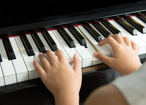 Trí tuệ trẻ phát triển vượt trội nhờ âm thanh từ phím đàn piano