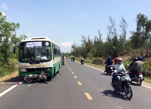 Va chạm với xe buýt, đôi nam nữ trẻ thương vong