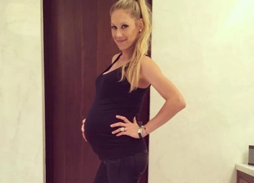 Kournikova bất ngờ khoe bụng bầu 5 tháng sau khi đẻ con