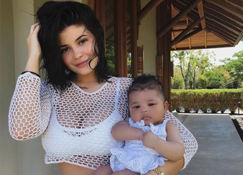 Kylie Jenner đưa con gái 3 tháng tuổi đi tắm biển Caribbe