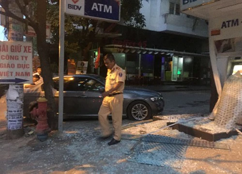 Mất lái, xế hộp tông hỏng trụ ATM