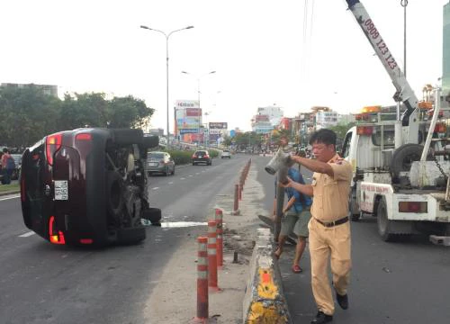 Ô tô lật trước trường đại học, tài xế hoảng loạn bò ra khỏi xe