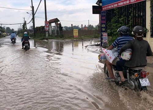 Vụ 50 lán trọ bị thiêu rụi: Nạn nhân khốn đốn dầm mưa tìm nơi tá túc