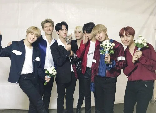 Vừa xác nhận biểu diễn tại BBMAs, BTS tiếp tục khuấy đảo lễ trao giải Tây Ban Nha