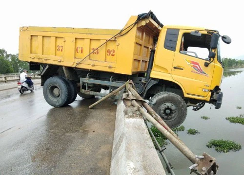 Xe ben &quot;đung đưa&quot; trên thành cầu, chực lao xuống sông