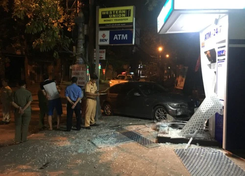 Xe BMW đâm nát trụ ATM