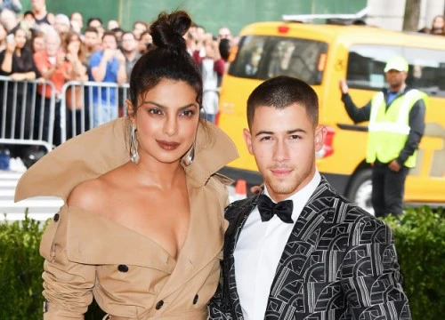 Chia tay Hoa hậu Hoàn vũ, Nick Jonas lại làm "phi công trẻ" hẹn hò với Hoa hậu Thế giới U40