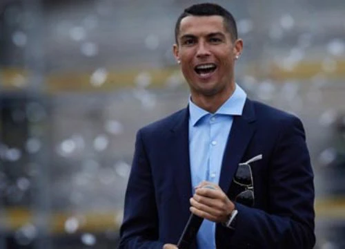 CR7 xuống tóc ăn mừng chức vô địch Champions League