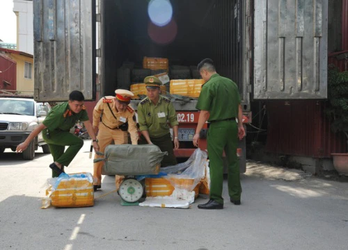 Bắt giữ xe container chở 10 tấn thực phẩm bẩn đi tiêu thụ