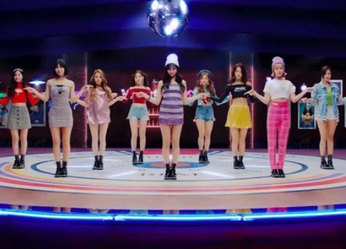 Đánh bật "thánh nhạc số" nghi gian lận và girlgroup gây sốt, TWICE giành cúp đầy thuyết phục