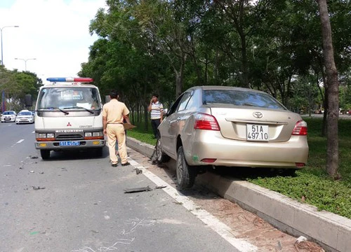 Đụng xe cứu hỏa trên đại lộ, ô tô chở 4 người "bay" vào lề đường