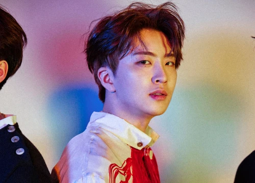 Khán giả "tiếp sức" cho Youngjae (GOT7) bằng một thanh kẹo thẳng giữa mặt trên sân khấu