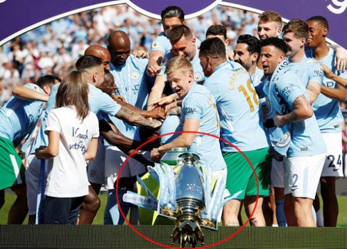 Mải ăn mừng, sao Man City hất đổ Cup Premier League