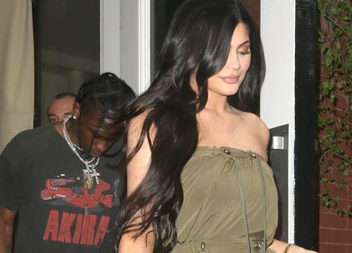 Sau nghi vấn "đổ vỏ", Kylie Jenner vẫn tươi tỉnh trên phố nhưng bạn trai cô thì cúi gằm mặt